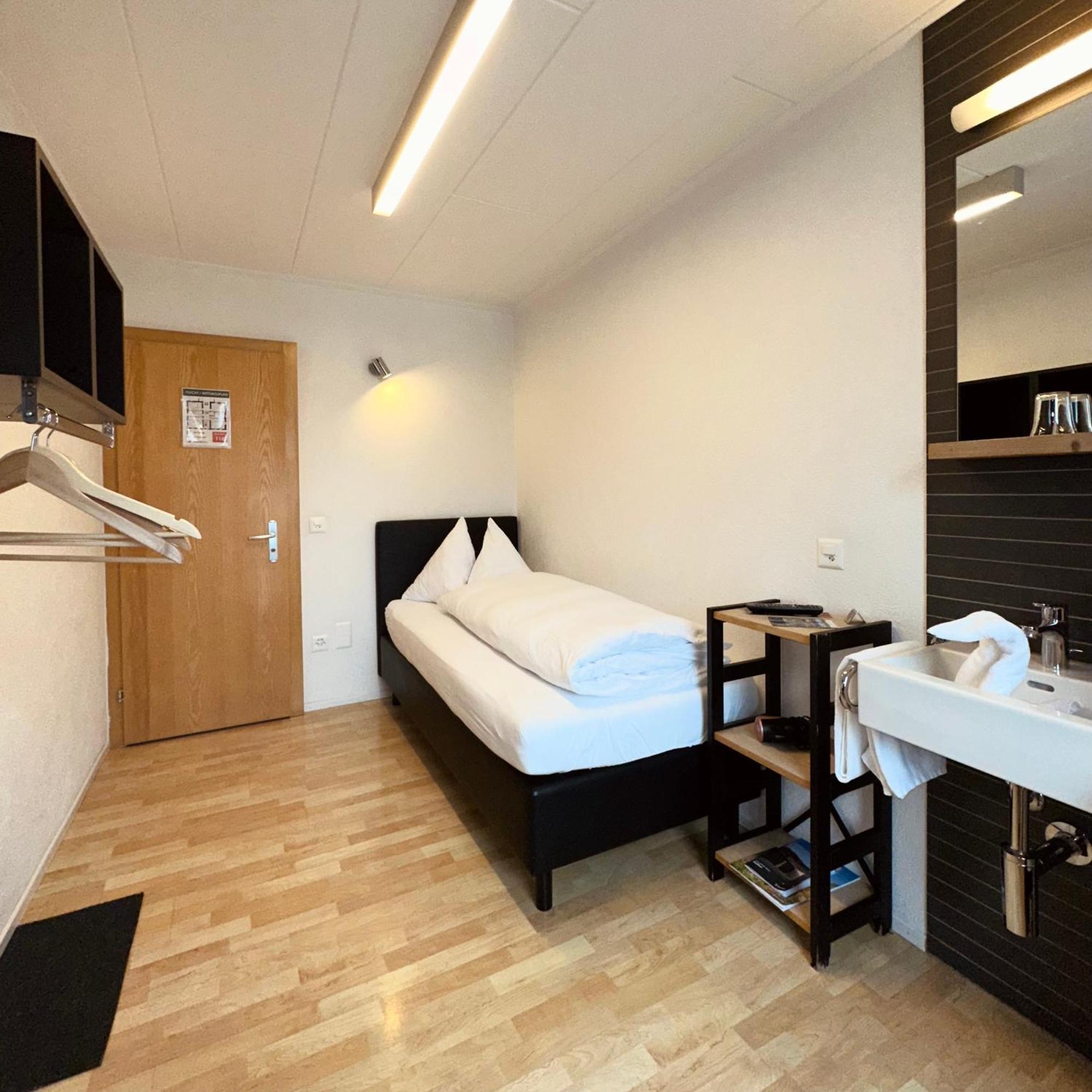 Hotel Raetia Ilanz/Glion ภายนอก รูปภาพ