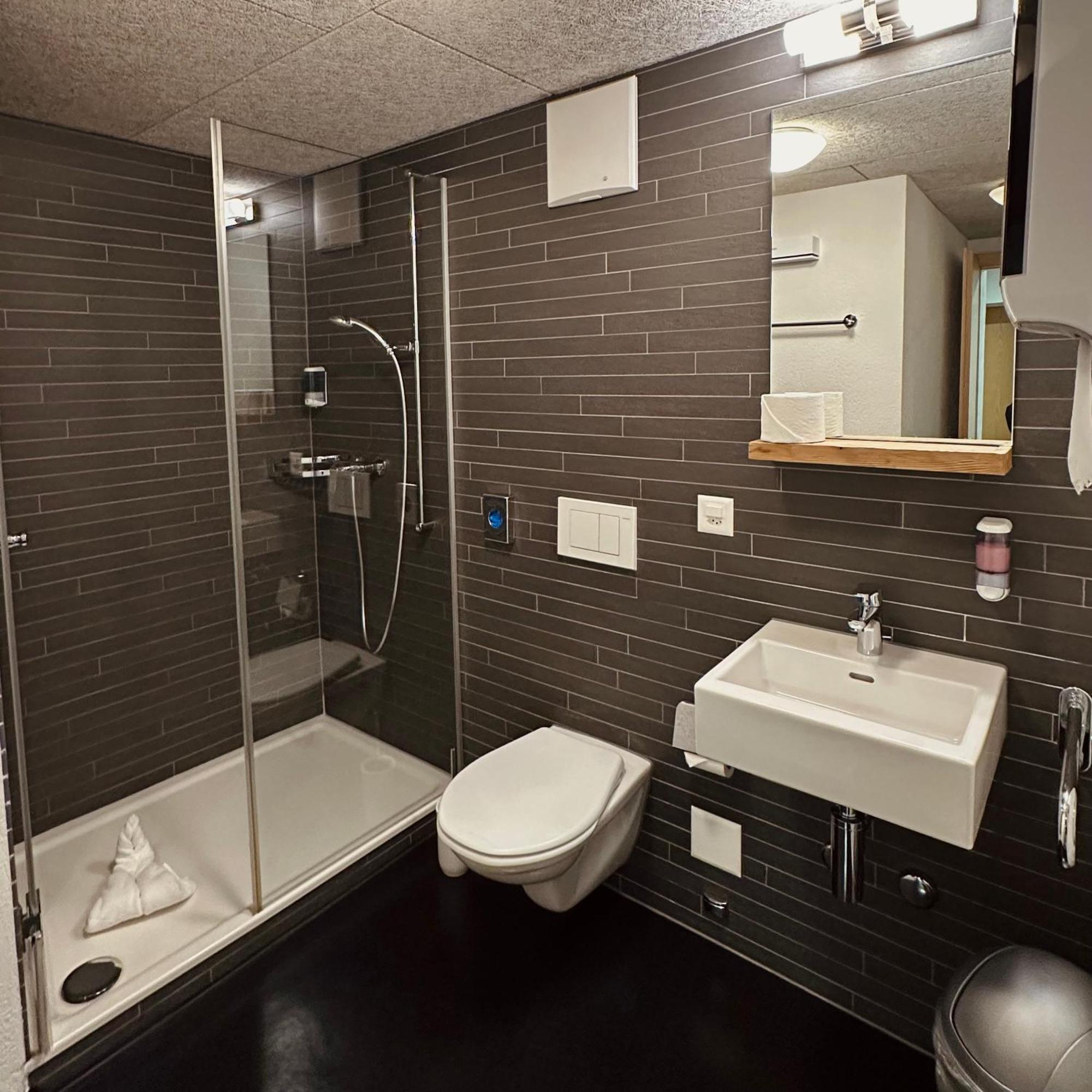 Hotel Raetia Ilanz/Glion ภายนอก รูปภาพ