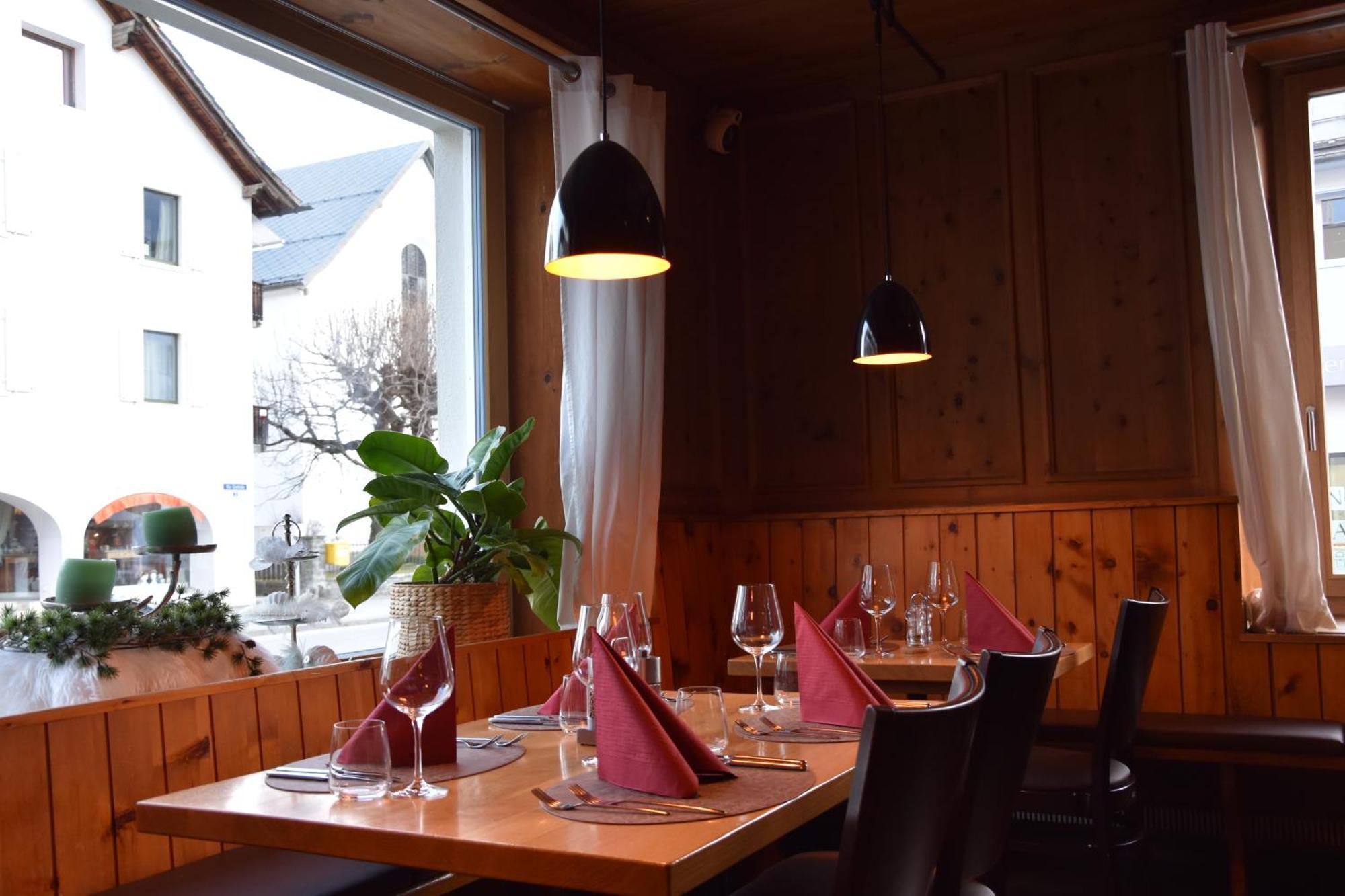 Hotel Raetia Ilanz/Glion ภายนอก รูปภาพ